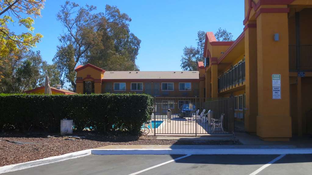 Americas Best Value Inn & Suites Escondido Exterior photo